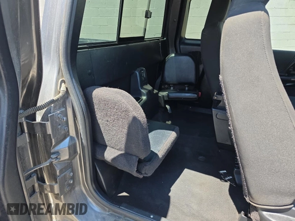 2005 Ford Ranger XLT z VIN 1FTZR45E05PA33894, wystawiony jako Copart lot #60548815 z przebiegiem 154 796 mil mil oraz Czysty tytuł • Clean title. Historia ofert i sprzedaży dostępna na DreamBid. Obrazek 6.
