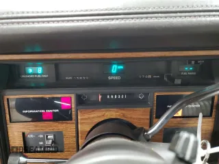 1984 Cadillac Eldorado z VIN 1G6AL5785EE630873, wystawiony jako Copart lot #82896404 z przebiegiem 3 839 mil mil oraz Czysty tytuł • Clean title. Historia ofert i sprzedaży dostępna na DreamBid. Obrazek 9.