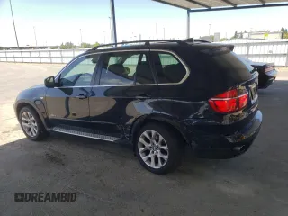 2013 BMW X5 xDrive35i z VIN 5UXZV4C56D0E11871, wystawiony jako Copart lot #58247665 z przebiegiem 136 874 mil mil oraz Szkoda całkowita • Salvage title. Historia ofert i sprzedaży dostępna na DreamBid. Obrazek 2.