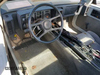 1985 Pontiac Fiero z VIN 1G2PM37R0FP243885, wystawiony jako Copart lot #43140515 z przebiegiem 179 713 mil mil oraz Czysty tytuł • Clean title. Historia ofert i sprzedaży dostępna na DreamBid. Obrazek 8.