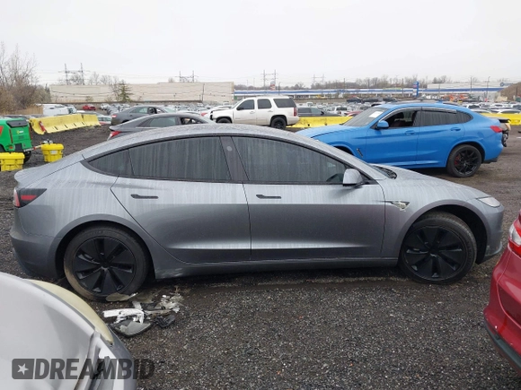 2025 Tesla Model 3 Long Range z VIN 5YJ3E1EA0SF906935, wystawiony jako IAAI lot #41915554 z przebiegiem 1 715 mil mil oraz . Historia ofert i sprzedaży dostępna na DreamBid. Obrazek 13.