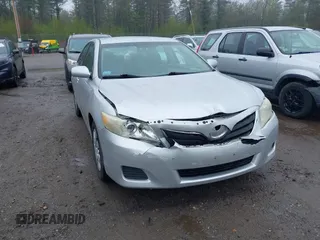 2011 Toyota Camry LE z VIN 4T1BF3EK3BU676288, wystawiony jako IAAI lot #42112366 z przebiegiem 156 066 mil mil oraz . Historia ofert i sprzedaży dostępna na DreamBid. Obrazek 6.