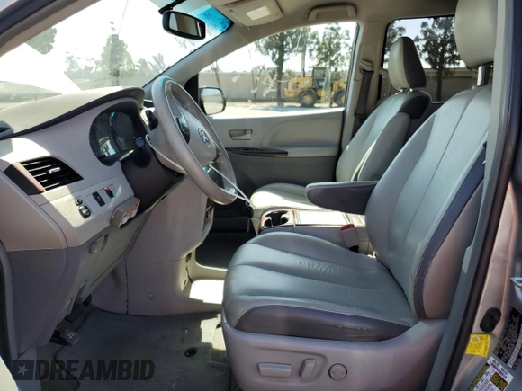 2013 Toyota Sienna LE AAS z VIN 5TDKK3DC5DS282857, wystawiony jako Copart lot #57984075 z przebiegiem 148 876 mil mil oraz Szkoda całkowita • Salvage title. Historia ofert i sprzedaży dostępna na DreamBid. Obrazek 7.