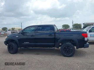 2013 Toyota Tundra z VIN 5TFDW5F13DX302067, wystawiony jako IAAI lot #42461336 z przebiegiem 124 876 mil mil oraz . Historia ofert i sprzedaży dostępna na DreamBid. Obrazek 14.