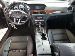 2014 Mercedes-Benz C 250 Sport z VIN WDDGF4HB7EG251001, wystawiony jako Copart lot #55901995 z przebiegiem 128 124 mil mil oraz Czysty tytuł • Clean title. Historia ofert i sprzedaży dostępna na DreamBid. Obrazek 8.
