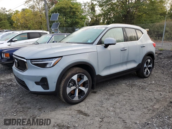 2024 Volvo XC40 Plus Bright Theme z VIN YV4L12UE0R2303399, wystawiony jako Copart lot #74531594 z przebiegiem 7 281 mil mil oraz Szkoda całkowita • Salvage title. Historia ofert i sprzedaży dostępna na DreamBid. Obrazek 1.