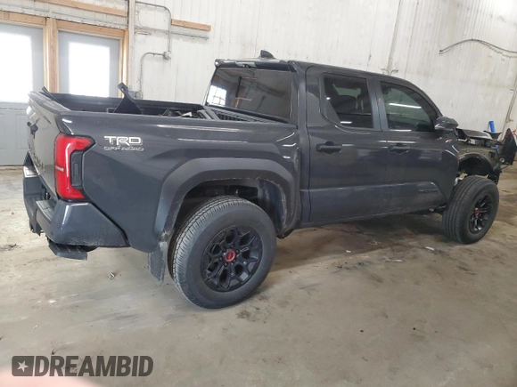 2024 Toyota Tacoma SR5 z VIN 3TMLB5JN6RM060647, wystawiony jako Copart lot #53515055 z przebiegiem 7 240 mil mil oraz Szkoda całkowita • Salvage title. Historia ofert i sprzedaży dostępna na DreamBid. Obrazek 3.