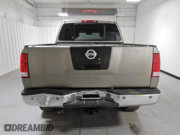2006 Nissan Titan LE z VIN 1N6AA07BX6N573134, wystawiony jako Copart lot #46487815 z przebiegiem 161 174 mil mil oraz Czysty tytuł • Clean title. Historia ofert i sprzedaży dostępna na DreamBid. Obrazek 6.