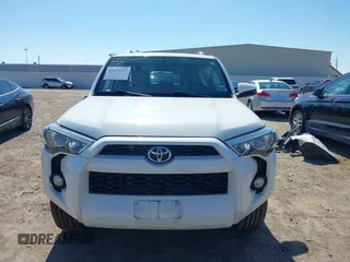2018 Toyota 4Runner SR5 z VIN JTEZU5JR6J5166948, wystawiony jako IAAI lot #41625523 z przebiegiem 50 890 mil mil oraz . Historia ofert i sprzedaży dostępna na DreamBid. Obrazek 13.