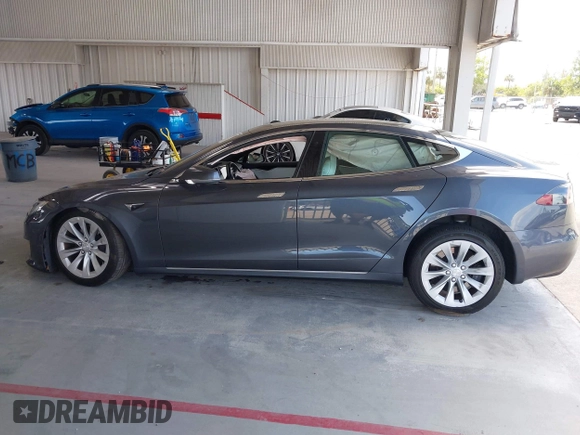 2018 Tesla Model S 75D с VIN 5YJSA1E2XJF246112, выставлен на аукционе IAAI как лот 42124379 с пробегом Не указан миль и . История ставок и продаж доступна на DreamBid. Изображение 14.
