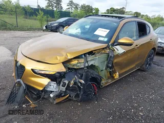 2022 Alfa Romeo Stelvio Veloce z VIN ZASPAKBNXN7D26328, wystawiony jako IAAI lot #42326409 z przebiegiem 42 494 mil mil oraz . Historia ofert i sprzedaży dostępna na DreamBid. Obrazek 2.