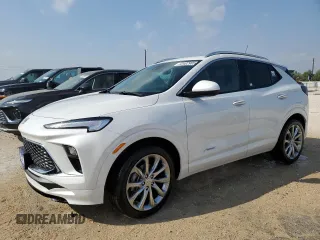 2025 Buick Encore GX Avenir z VIN KL4AMFSL6SB155379, wystawiony jako Copart lot #53402985 z przebiegiem 11 mil mil oraz Czysty tytuł • Clean title. Historia ofert i sprzedaży dostępna na DreamBid. Obrazek 1.