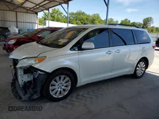 2015 Toyota Sienna Limited z VIN 5TDDK3DC7FS119915, wystawiony jako Copart lot #61974325 z przebiegiem 134 806 mil mil oraz Szkoda całkowita • Salvage title. Historia ofert i sprzedaży dostępna na DreamBid. Obrazek 1.