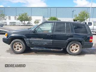 1996 Jeep Grand Cherokee Limited z VIN 1J4GZ78Y3TC191000, wystawiony jako IAAI lot #42259621 z przebiegiem 212 690 mil mil oraz . Historia ofert i sprzedaży dostępna na DreamBid. Obrazek 14.