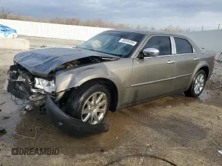 2008 Chrysler 300 Touring z VIN 2C3LA53G68H307216, wystawiony jako Copart lot #50595355 z przebiegiem 124 059 mil mil oraz Nie do naprawy • Non repairable. Historia ofert i sprzedaży dostępna na DreamBid. Obrazek 1.