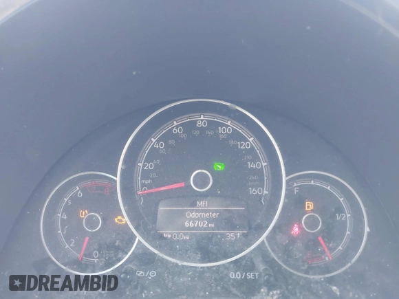 2018 Volkswagen Beetle S z VIN 3VWFD7ATXJM711734, wystawiony jako IAAI lot #41704497 z przebiegiem 66 702 mil mil oraz . Historia ofert i sprzedaży dostępna na DreamBid. Obrazek 7.