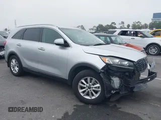 2019 Kia Sorento LX z VIN 5XYPG4A36KG438741, wystawiony jako IAAI lot #42384999 z przebiegiem 94 640 mil mil oraz . Historia ofert i sprzedaży dostępna na DreamBid. Obrazek 1.