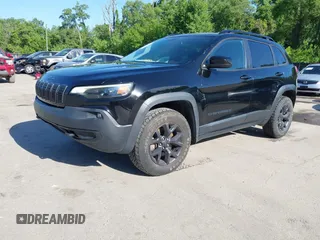 2019 Jeep Cherokee Latitude z VIN 1C4PJMCX2KD473275, wystawiony jako IAAI lot #42276497 z przebiegiem 123 117 mil mil oraz . Historia ofert i sprzedaży dostępna na DreamBid. Obrazek 2.