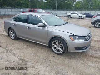 2014 Volkswagen Passat SE z VIN 1VWBN7A3XEC055375, wystawiony jako IAAI lot #42428032 z przebiegiem 131 349 mil mil oraz . Historia ofert i sprzedaży dostępna na DreamBid. Obrazek 1.