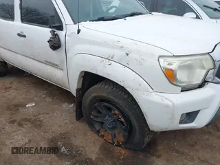 2015 Toyota Tacoma z VIN 5TFLU4EN5FX118378, wystawiony jako IAAI lot #41609943 z przebiegiem 121 640 mil mil oraz . Historia ofert i sprzedaży dostępna na DreamBid. Obrazek 6.