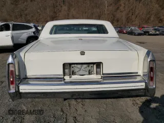 1983 Cadillac Fleetwood z VIN 1G6AB6985D9118799, wystawiony jako Copart lot #49203875 z przebiegiem 5 795 mil mil oraz Nie do naprawy • Non repairable. Historia ofert i sprzedaży dostępna na DreamBid. Obrazek 6.