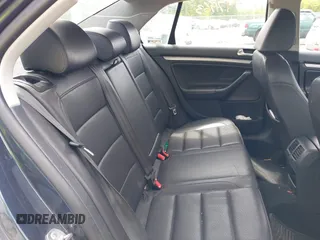 2010 Volkswagen Jetta Limited Edition с VIN 3VWAZ7AJ3AM114399, выставлен на аукционе IAAI как лот 42347963 с пробегом 130 800 миль миль и . История ставок и продаж доступна на DreamBid. Изображение 8.