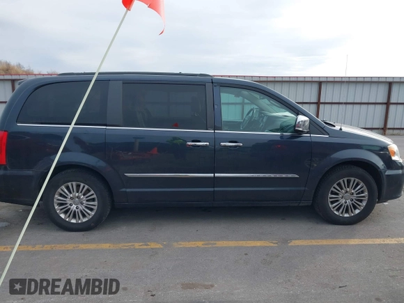 2014 Chrysler Town & Country Touring L 30th Anniversary z VIN 2C4RC1CG4ER133192, wystawiony jako IAAI lot #41113205 z przebiegiem 191 964 mil mil oraz . Historia ofert i sprzedaży dostępna na DreamBid. Obrazek 13.