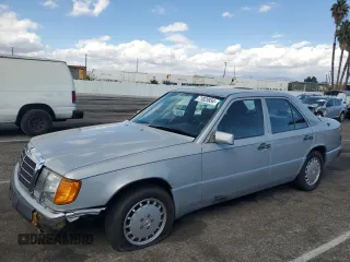 1990 Mercedes-Benz 300 with VIN WDBEA30D7LB246817, listed as a Copart auction lot 71825934 with 120,489 mi miles and Salvage Title. Bid and sale history available at carsss.com. Image 1.
