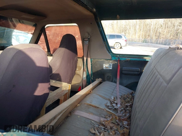 1996 Ford Bronco Custom with VIN 1FMEU15H4TLA86037, listed as a IAAI auction lot 41582668 with 1 mi miles. Bid and sale history available at carsss.com. Image 8.