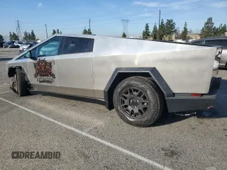 2024 Tesla Cybertruck z VIN 7G2CEHED8RA014228, wystawiony jako Copart lot #49007345 z przebiegiem 10 050 mil mil oraz Szkody całkowita. Historia ofert i sprzedaży dostępna na DreamBid. Obrazek 2.