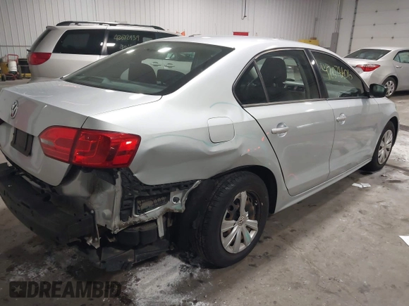 2014 Volkswagen Jetta S z VIN 3VW2K7AJXEM208116, wystawiony jako IAAI lot #42076606 z przebiegiem 118 917 mil mil oraz . Historia ofert i sprzedaży dostępna na DreamBid. Obrazek 4.