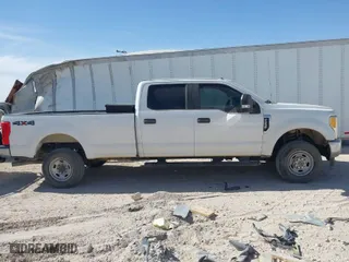 2017 Ford Super Duty F-250 SRW Lariat with VIN 1FT7W2B60HED25658, listed as a IAAI auction lot 41675677 with 162,395 mi miles. Bid and sale history available at carsss.com. Image 13.