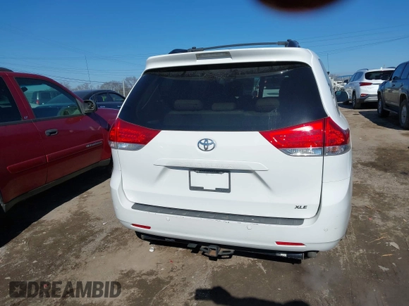 2013 Toyota Sienna XLE AAS z VIN 5TDYK3DC6DS372819, wystawiony jako IAAI lot #41395777 z przebiegiem 181 526 mil mil oraz . Historia ofert i sprzedaży dostępna na DreamBid. Obrazek 16.