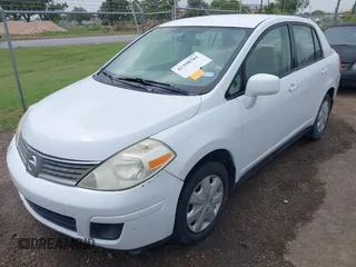 2009 Nissan Versa S z VIN 3N1BC11E49L453900, wystawiony jako IAAI lot #42390381 z przebiegiem 177 534 mil mil oraz . Historia ofert i sprzedaży dostępna na DreamBid. Obrazek 6.