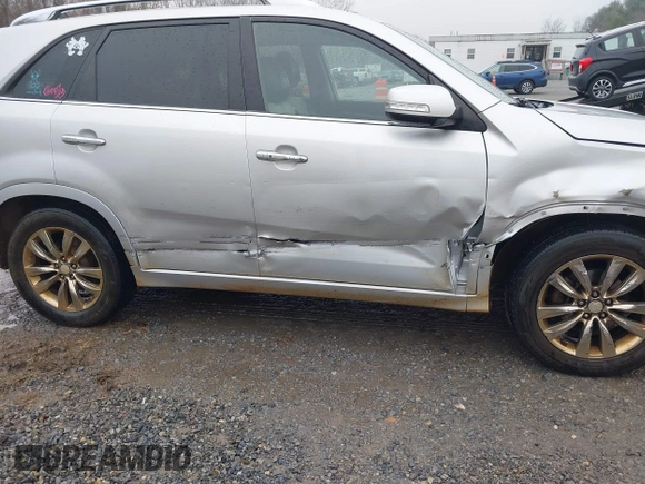 2013 Kia Sorento SX with VIN 5XYKWDA29DG342965, listed as a IAAI auction lot 41001039 with 163,760 mi miles. Bid and sale history available at carsss.com. Image 6.