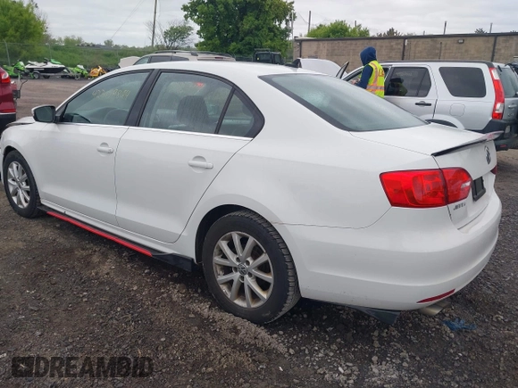 2014 Volkswagen Jetta SE z VIN 3VWD17AJ5EM417940, wystawiony jako IAAI lot #42309894 z przebiegiem 118 208 mil mil oraz . Historia ofert i sprzedaży dostępna na DreamBid. Obrazek 3.