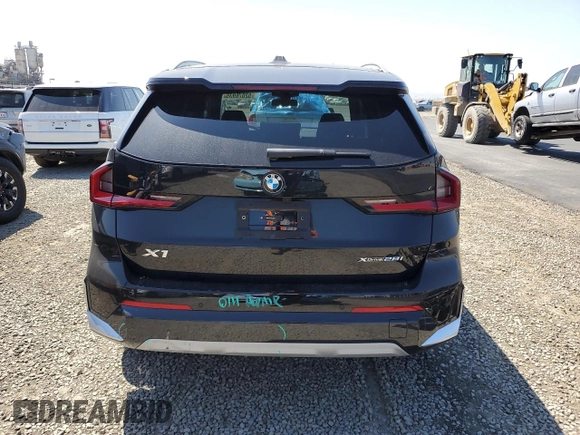 2025 BMW X1 xDrive28i z VIN WBX73EF06S5209777, wystawiony jako Copart lot #52076935 z przebiegiem 324 mil mil oraz Szkody całkowita. Historia ofert i sprzedaży dostępna na DreamBid. Obrazek 6.