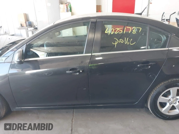 2014 Chevrolet Cruze 1LT z VIN 1G1PC5SB0E7383723, wystawiony jako IAAI lot #42251787 z przebiegiem 129 366 mil mil oraz . Historia ofert i sprzedaży dostępna na DreamBid. Obrazek 14.