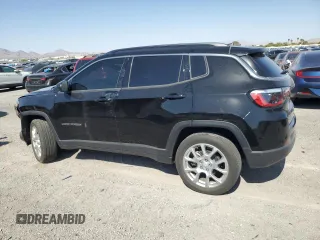 2023 Jeep Compass Latitude Lux z VIN 3C4NJDFNXPT522385, wystawiony jako Copart lot #57990555 z przebiegiem 28 159 mil mil oraz Szkoda całkowita • Salvage title. Historia ofert i sprzedaży dostępna na DreamBid. Obrazek 2.
