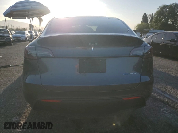 2022 Tesla Model Y Long Range z VIN 7SAYGAEE9NF366382, wystawiony jako Copart lot #52179515 z przebiegiem 41 654 mil mil oraz Szkoda całkowita • Salvage title. Historia ofert i sprzedaży dostępna na DreamBid. Obrazek 6.