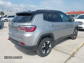 2018 Jeep Compass Trailhawk z VIN 3C4NJDDB5JT451192, wystawiony jako IAAI lot #42378382 z przebiegiem 132 667 mil mil oraz . Historia ofert i sprzedaży dostępna na DreamBid. Obrazek 4.
