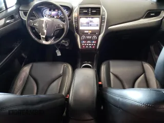 2019 Lincoln MKC Standard z VIN 5LMCJ1C97KUL26389, wystawiony jako Copart lot #70052054 z przebiegiem 36 756 mil mil oraz Szkody całkowita. Historia ofert i sprzedaży dostępna na DreamBid. Obrazek 8.