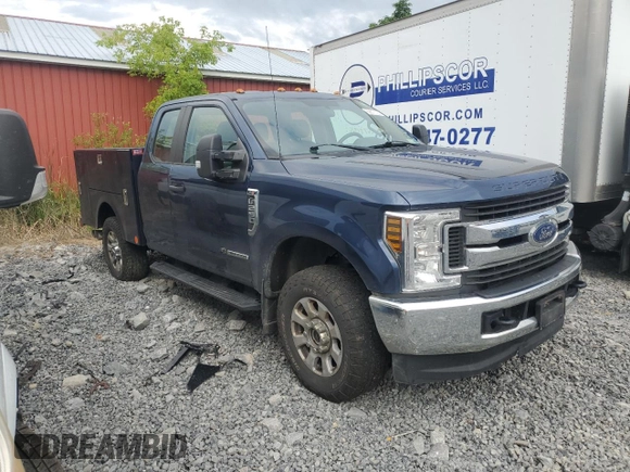 2019 Ford F-250 XL with VIN 1FT7X2BT1KEE95571, listed as a Copart auction lot 62677135 with 136,344 mi miles and Salvage title. Bid and sale history available at DreamBid. Image 4.