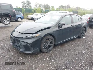 2025 Toyota Camry LE z VIN 4T1DBADK7SU513802, wystawiony jako IAAI lot #42259217 z przebiegiem 27 379 mil mil oraz . Historia ofert i sprzedaży dostępna na DreamBid. Obrazek 2.