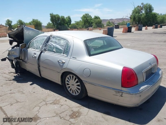 2005 Lincoln Town Car Signature with VIN 1LNHM81W25Y634472, listed as a IAAI auction lot 39977339 with 1 mi miles. Bid and sale history available at carsss.com. Image 3.