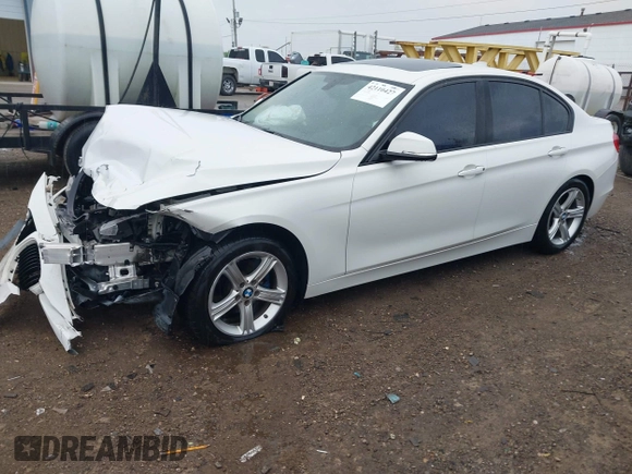 2015 BMW 3 Series 328i xDrive z VIN WBA3B3C58FF546547, wystawiony jako IAAI lot #42110427 z przebiegiem 90 872 mil mil oraz . Historia ofert i sprzedaży dostępna na DreamBid. Obrazek 2.