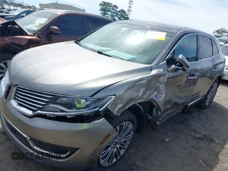 2016 Lincoln MKX Reserve z VIN 2LMTJ6LR7GBL60933, wystawiony jako IAAI lot #41825883 z przebiegiem 148 855 mil mil oraz . Historia ofert i sprzedaży dostępna na DreamBid. Obrazek 6.