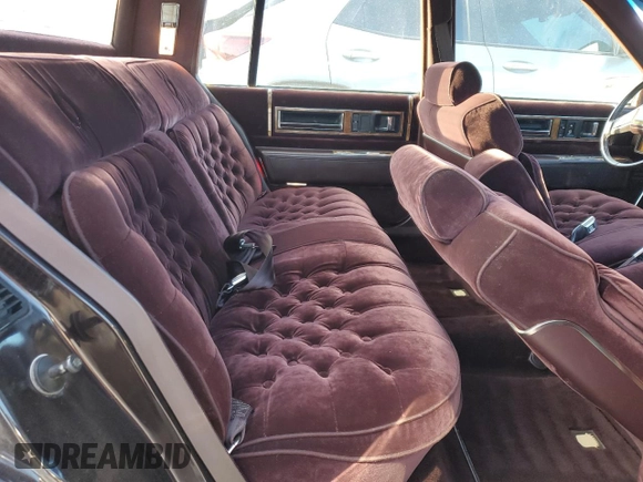 1985 Cadillac Fleetwood z VIN 1G6CB6984F4218496, wystawiony jako Copart lot #77674544 z przebiegiem 49 089 mil mil oraz Tytuł czysty. Historia ofert i sprzedaży dostępna na DreamBid. Obrazek 10.