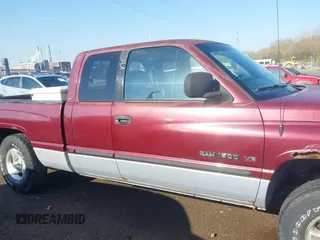 2000 Dodge 1500 z VIN 3B7HF13Z4YM237732, wystawiony jako IAAI lot #41980975 z przebiegiem 159 131 mil mil oraz . Historia ofert i sprzedaży dostępna na DreamBid. Obrazek 13.