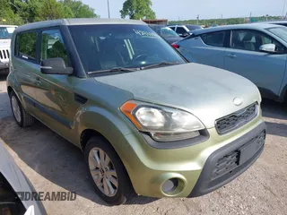 2013 Kia Soul + z VIN KNDJT2A64D7556190, wystawiony jako IAAI lot #42333942 z przebiegiem 168 725 mil mil oraz . Historia ofert i sprzedaży dostępna na DreamBid. Obrazek 1.